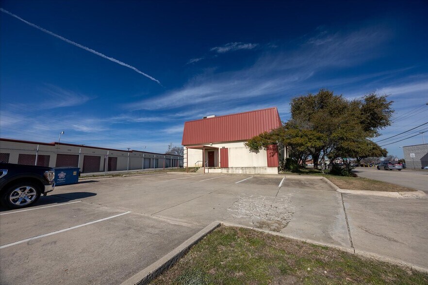 More Photos Of 812 Lexington Dr, Plano Office For Sale