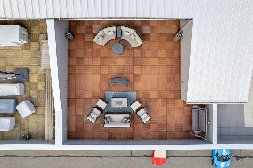 More Photos Of 154 W Speed Way, Pontiac Parking Garage For Sale