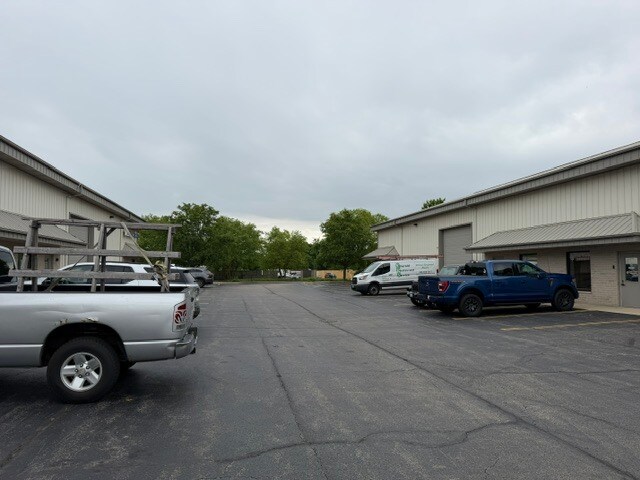 More Photos Of 906 Geneva St, Shorewood Warehouse For Lease