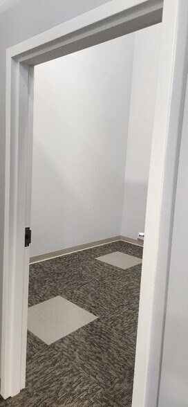 More Photos Of 6881 Kingspointe Pky, Orlando Flex For Lease