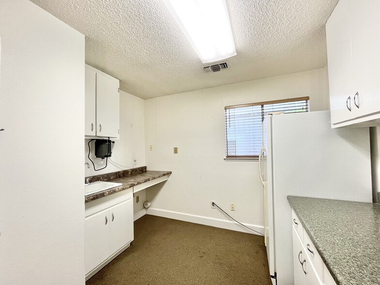 More Photos Of 1137 Smith Ln, Roseville Office For Sale