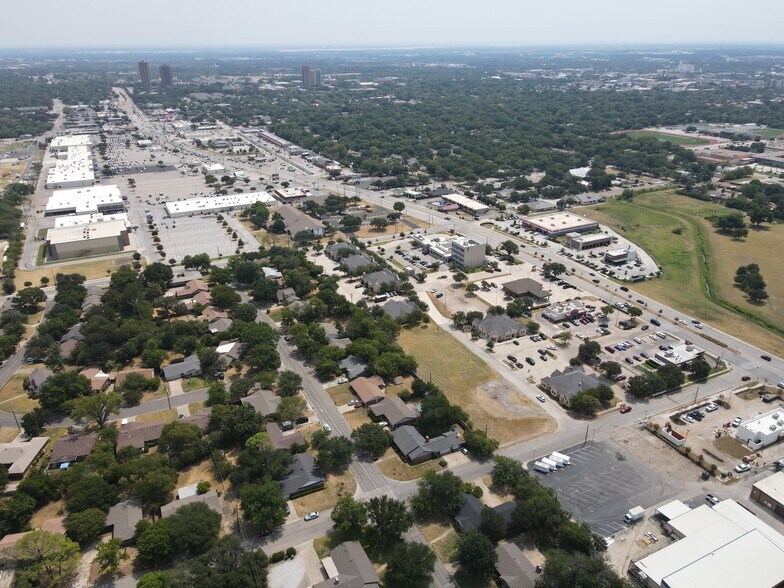 More Photos Of 1801-1813 Hinkle Dr, Denton Office For Sale