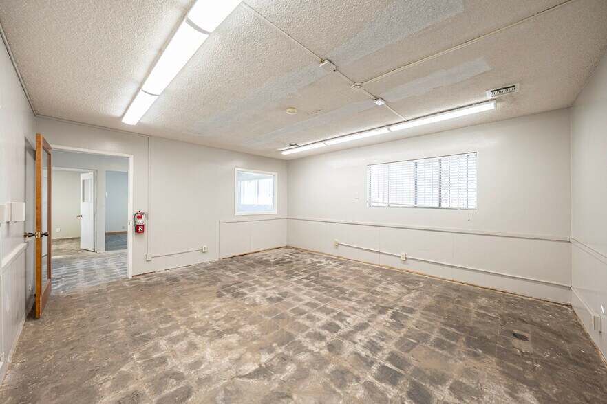 More Photos Of 5146 Maine Ave, Baldwin Park Flex For Lease