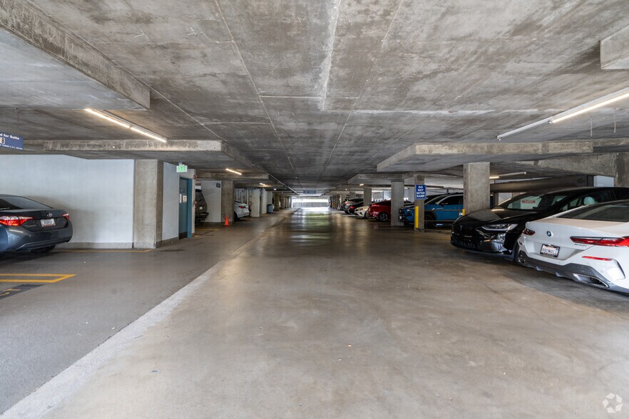 More Photos Of 18425 Burbank Blvd, Tarzana Office For Lease