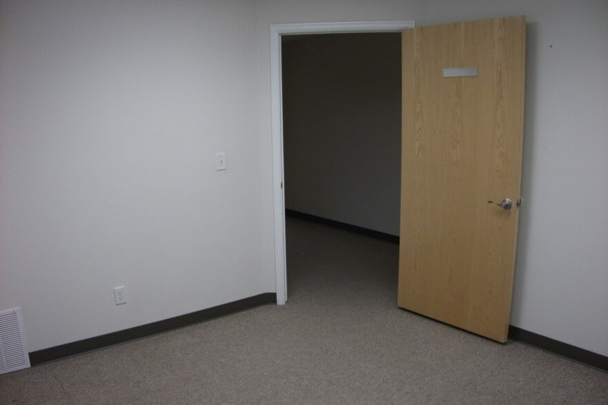 More Photos Of 5880 Enterprise Dr, Casper Flex For Lease