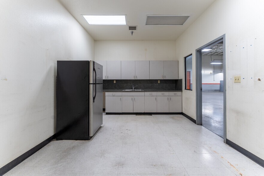 More Photos Of 1759 W Avenue J12, Lancaster Freestanding For Lease