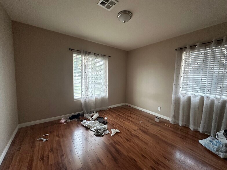 More Photos Of 12422 Bromwich St, Pacoima Land For Lease