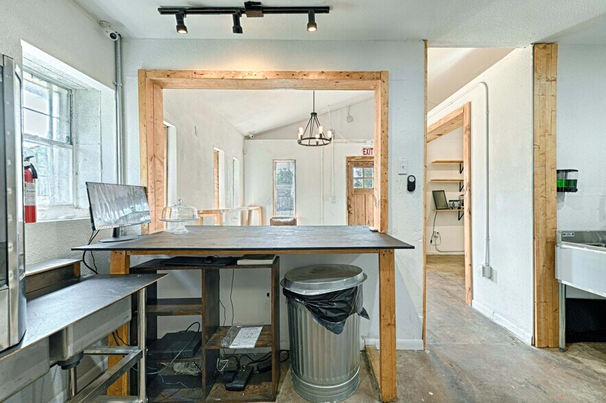 More Photos Of 2737 Carpenter Ave, Dallas General Retail For Lease
