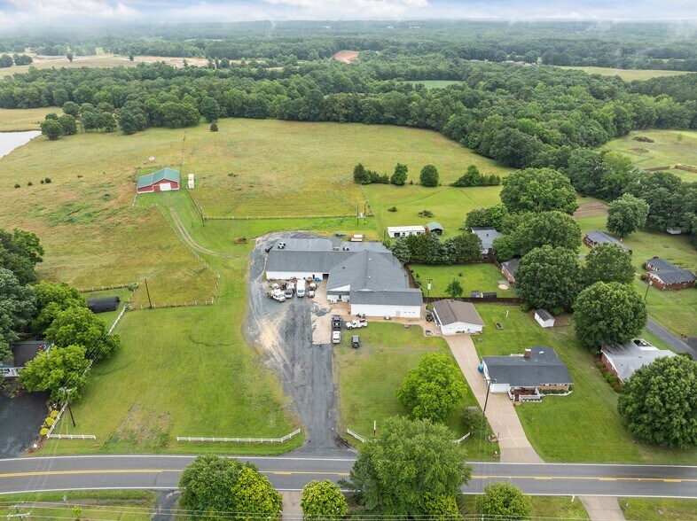 More Photos Of 704 N Central Ave, Locust Warehouse For Lease