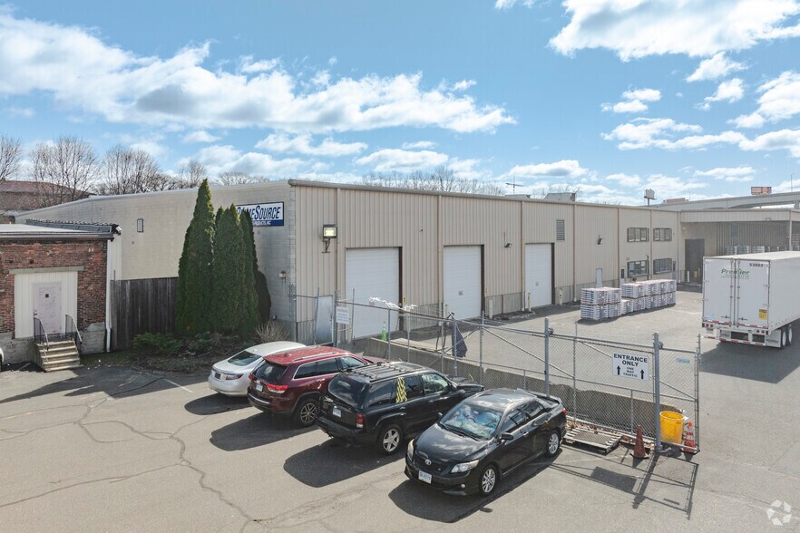 More Photos Of 45 Freight St, Waterbury Warehouse For Lease