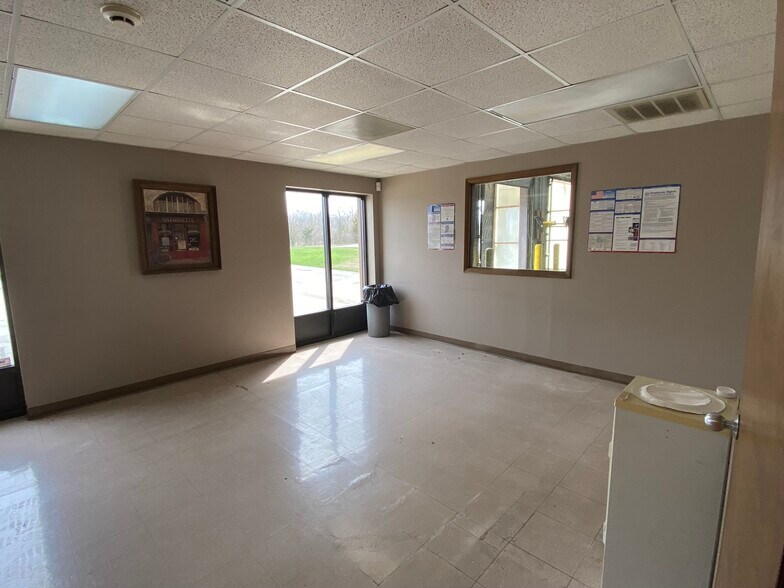More Photos Of 2529 W Ferguson Rd, Fort Wayne Warehouse For Lease