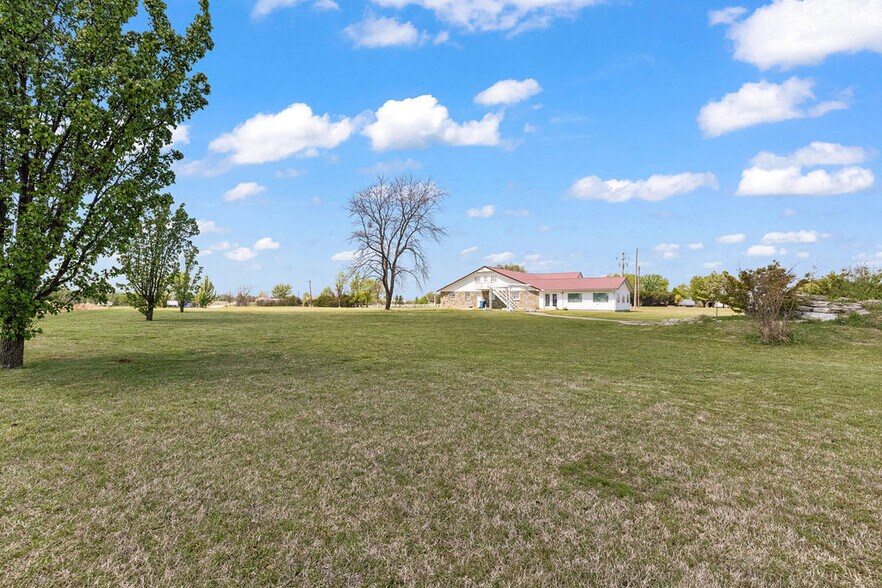 More Photos Of 58225 US-60, Fairland General Retail For Sale