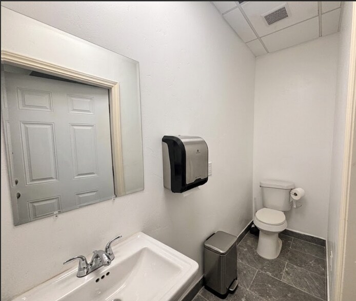 More Photos Of 4212 Garland Dr, Haltom City Warehouse For Lease