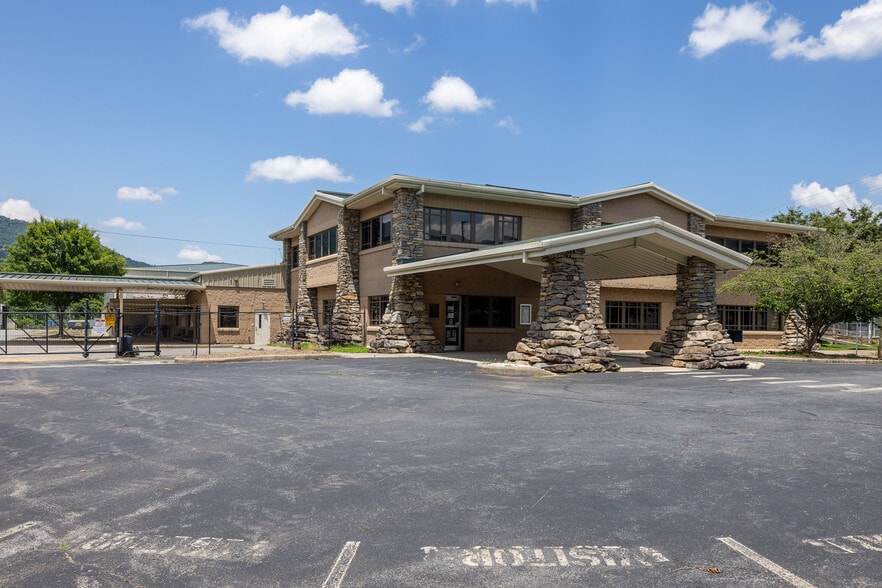 More Photos Of 172 Riverbend St, Waynesville Manufacturing For Lease