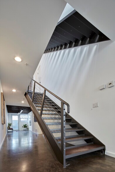 More Photos Of 2100 Abbot Kinney Blvd, Venice Office For Lease