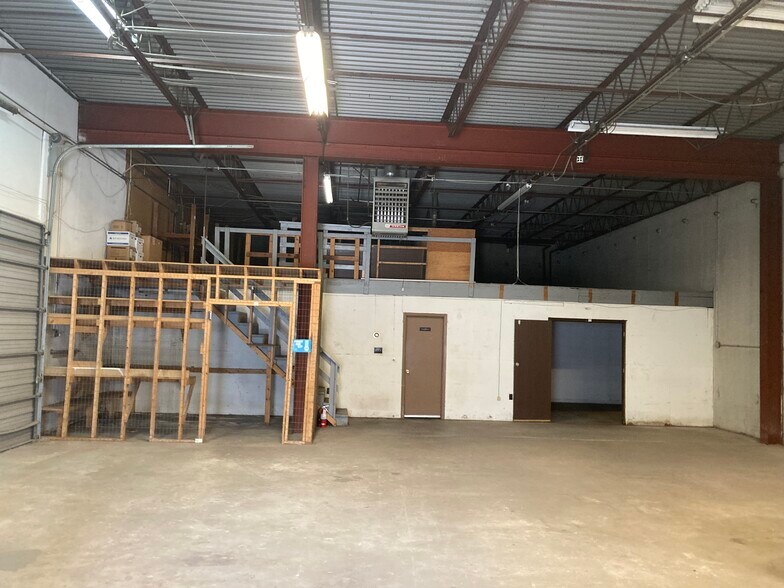 More Photos Of 1413 Illinois Ave, Kansas City Warehouse For Lease