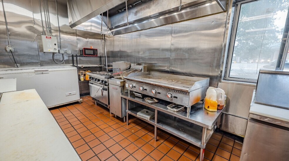 More Photos Of 252 N Ferdon Blvd, Crestview General Retail For Sale