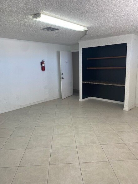 More Photos Of 5800 Houchin St, Naples Self Storage For Lease
