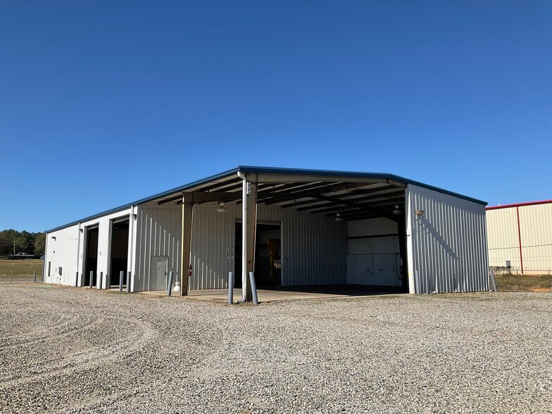 More Photos Of 211 Corporate Dr, Sibley Industrial For Lease