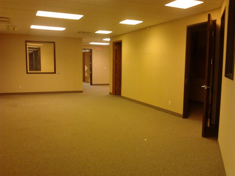 More Photos Of 5402 Gateway Ctr, Flint Office For Lease