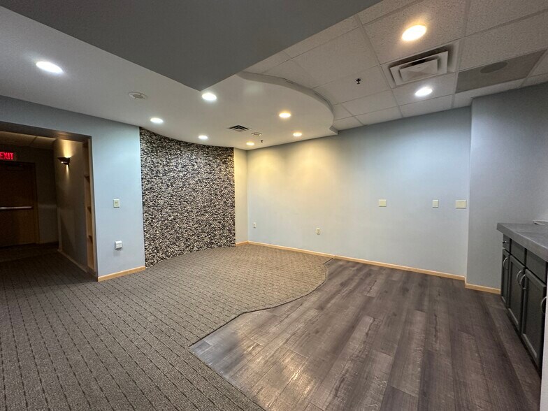 More Photos Of 4 S Linn St, Iowa City Office For Lease
