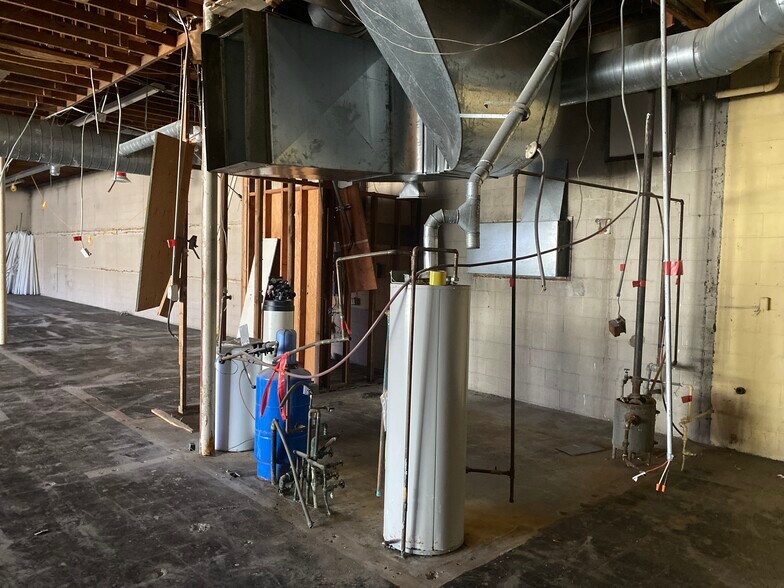 More Photos Of 6460 Dixie Hwy, Clarkston Freestanding For Lease