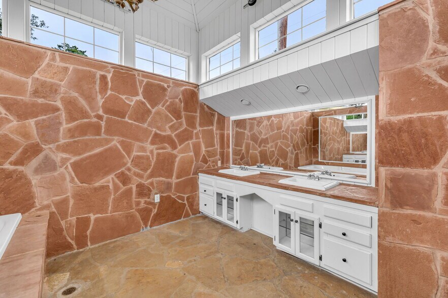 More Photos Of 251 Circle Dr, Wimberley Hospitality For Sale