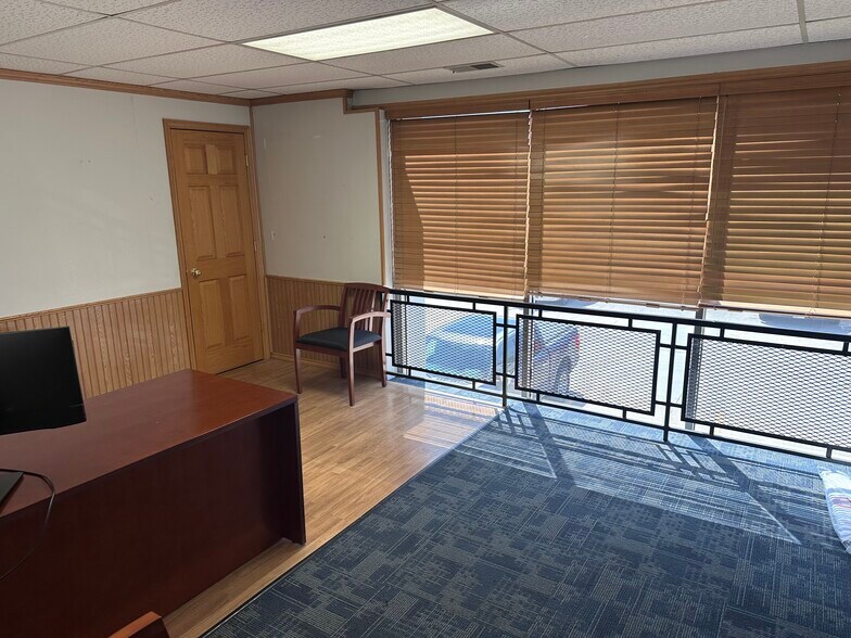 More Photos Of 5325 NE 14th St, Des Moines Showroom For Lease