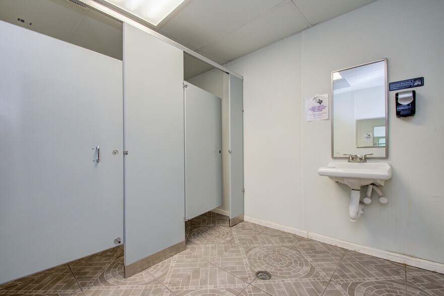 More Photos Of 6555 Navigation Blvd, Houston Warehouse For Lease