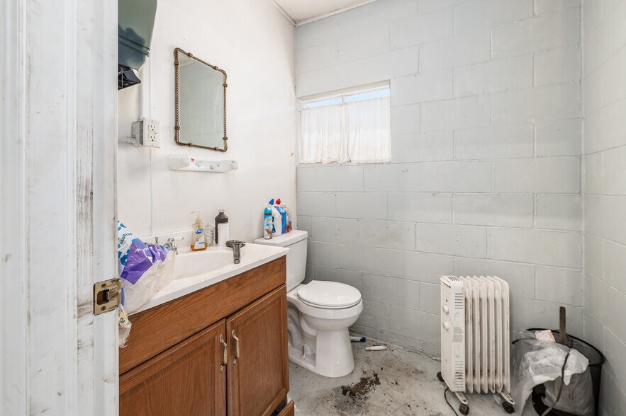 More Photos Of 127 Basin St, Hebron Warehouse For Lease