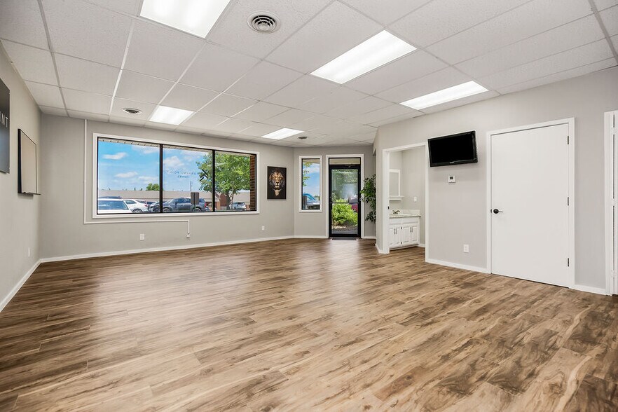 More Photos Of 1924 NW Copper Oaks Cir, Blue Springs Medical For Sale