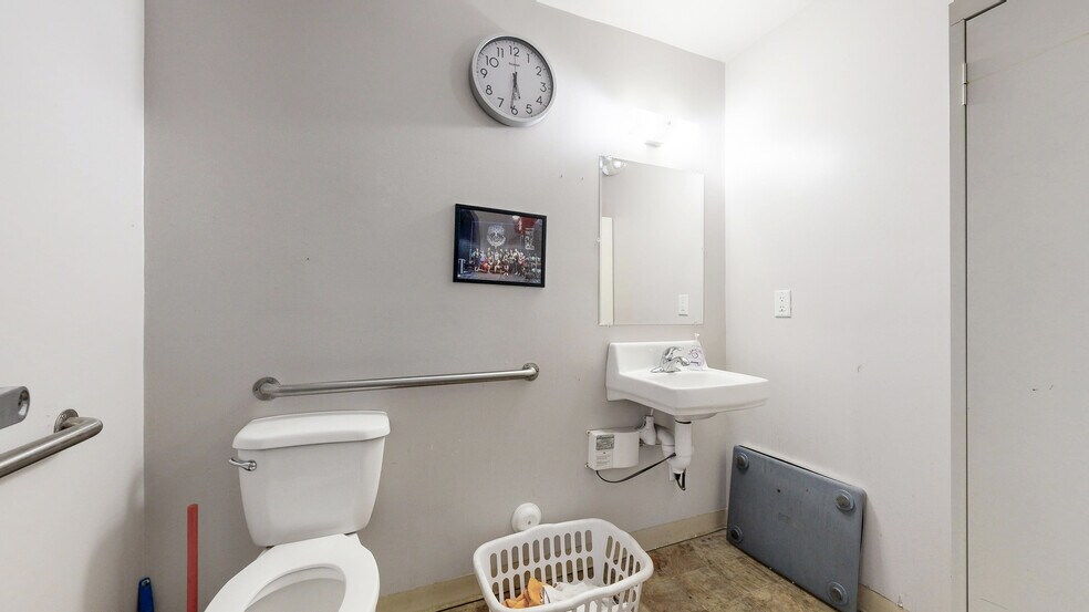 More Photos Of 943-965 E 11th St, Loveland Warehouse For Sale