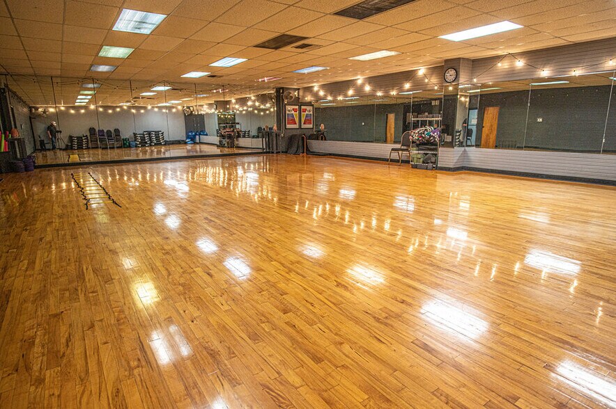 More Photos Of 2628 Bill Owens Pky, Longview Health Club For Sale