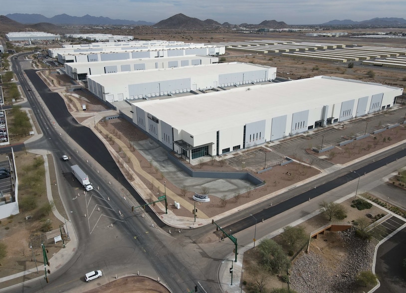 More Photos Of 555 W Pinnacle Peak Rd, Phoenix Distribution For Lease