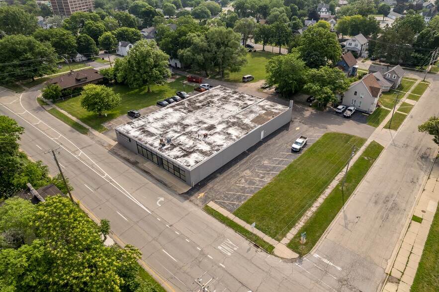 More Photos Of 415 N 3rd St, Rockford Light Distribution For Sale
