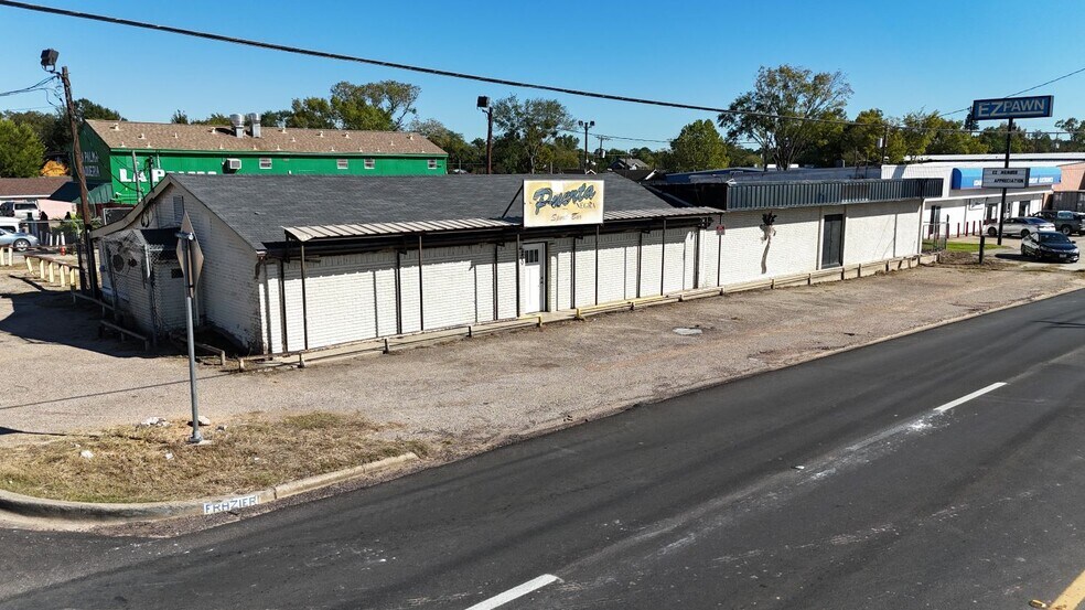 More Photos Of 200 S Frazier St, Conroe Bar For Sale