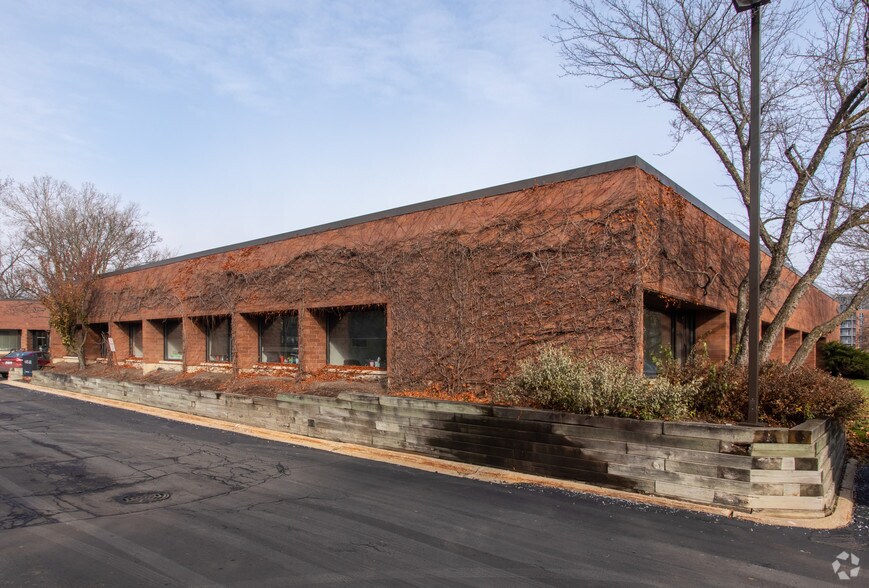 More Photos Of 666 Dundee Rd, Northbrook Unknown For Lease