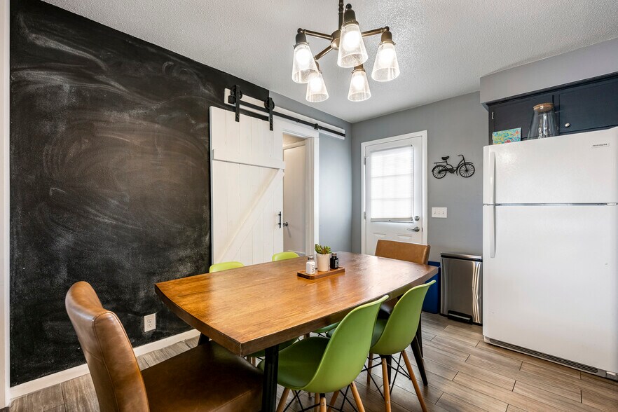 More Photos Of 110 SE 13th St, Bentonville Flex For Sale