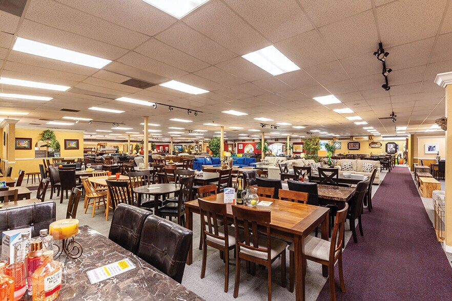 More Photos Of 2001 N Texas St, Fairfield Showroom For Sale