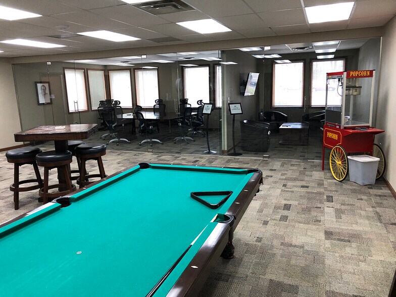 More Photos Of 5342 W Vermont St, Indianapolis Office For Sale