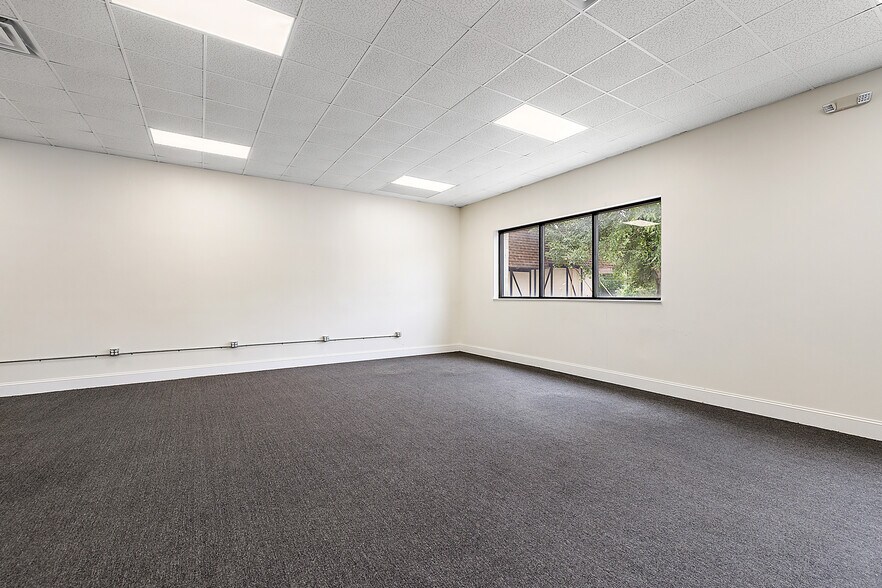 More Photos Of 10840-10850 W 9 Mile Rd, Oak Park Freestanding For Lease