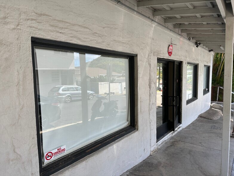 More Photos Of 2144 Kauhana St, Honolulu Storefront Retail Office For Lease