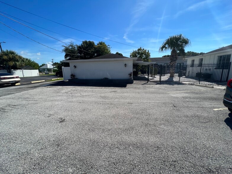More Photos Of 2323 W Aileen St, Tampa General Retail For Lease