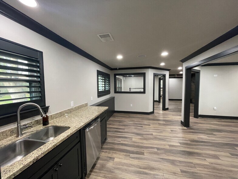 More Photos Of 408 Wilson Rd, Conroe Loft Creative Space For Sale