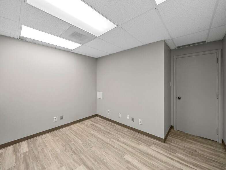 More Photos Of 375 Municipal Dr, Richardson Medical For Lease