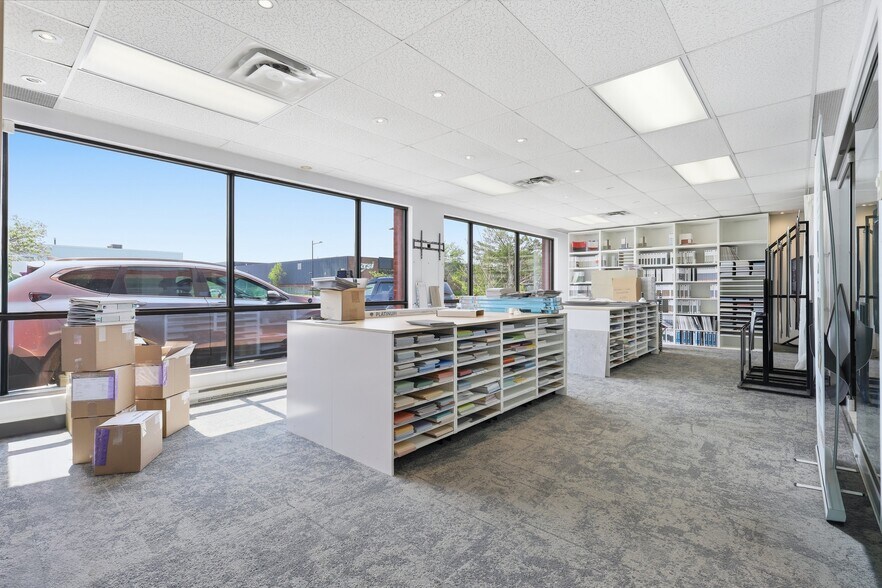 More Photos Of 8905 Boul Henri-Bourassa O, Saint-Laurent Showroom For Lease
