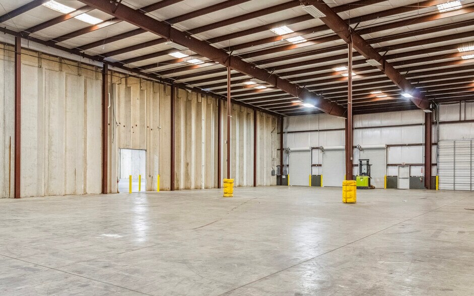 More Photos Of 6900 Woolworth Rd, Shreveport Warehouse For Sale