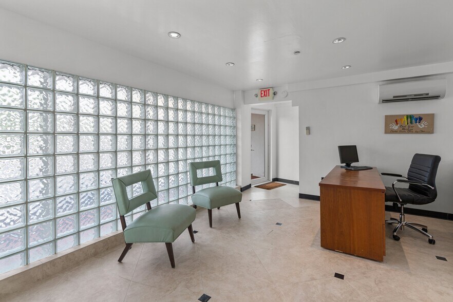More Photos Of 2200 NE 26th St, Wilton Manors Office For Sale