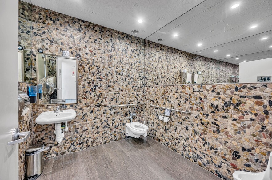 More Photos Of 815 NE 13th St, Fort Lauderdale Freestanding For Sale