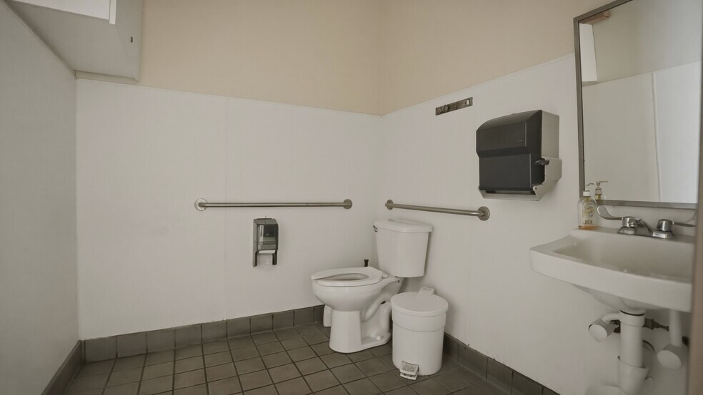 More Photos Of 2882-2904 Long Beach Rd, Oceanside Freestanding For Lease